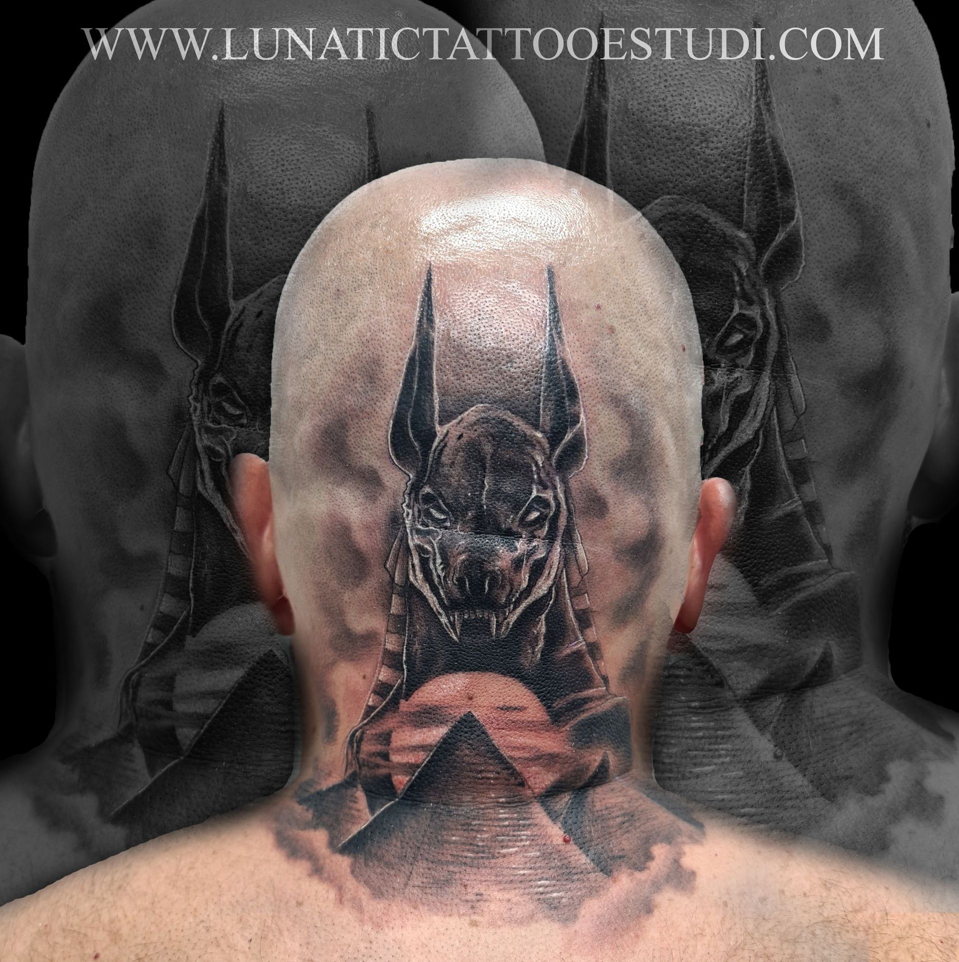 Tatuaje en la nuca de Anubis frente a pirámides sobre un fondo oscuro y sombrío.