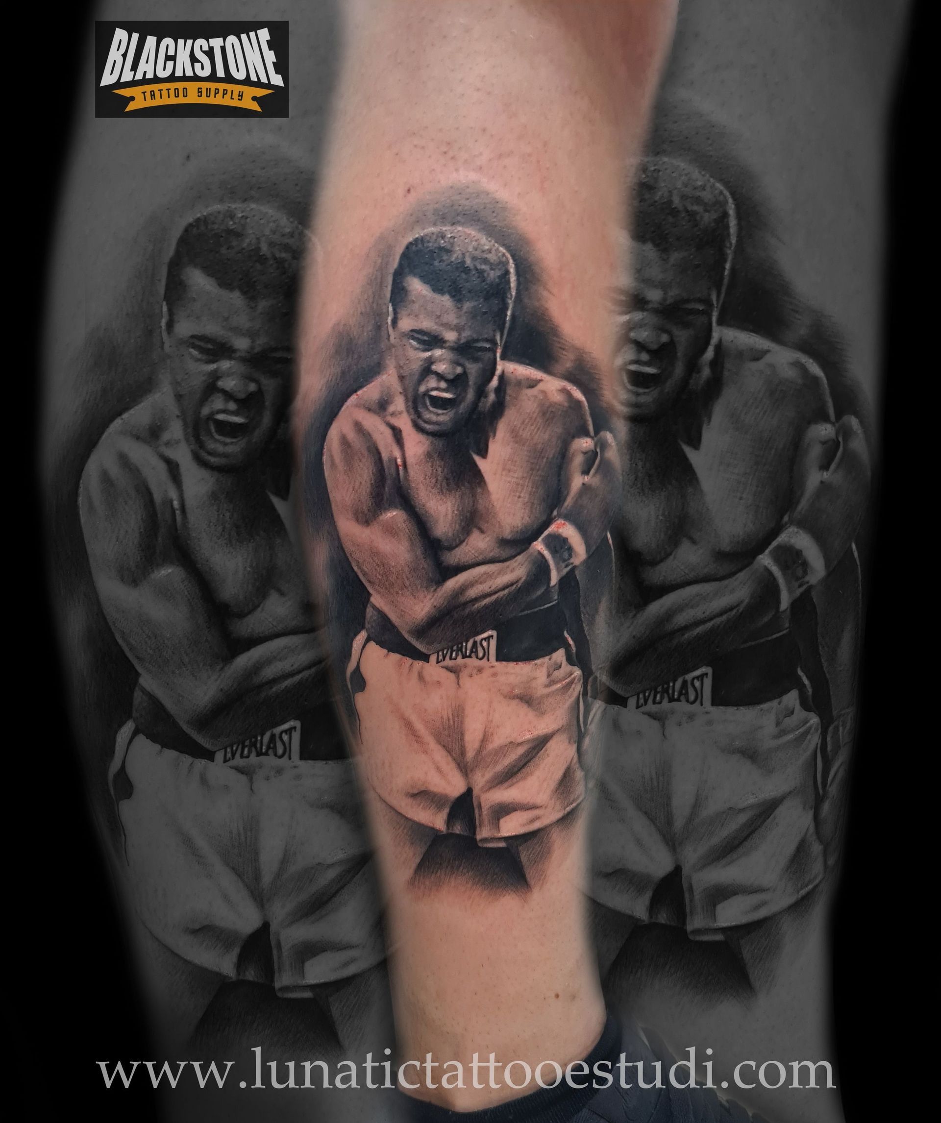 Un tatuaje detallado en blanco y negro en un brazo que representa a un boxeador en posición de combate con pantalones cortos resaltados en color beige claro.