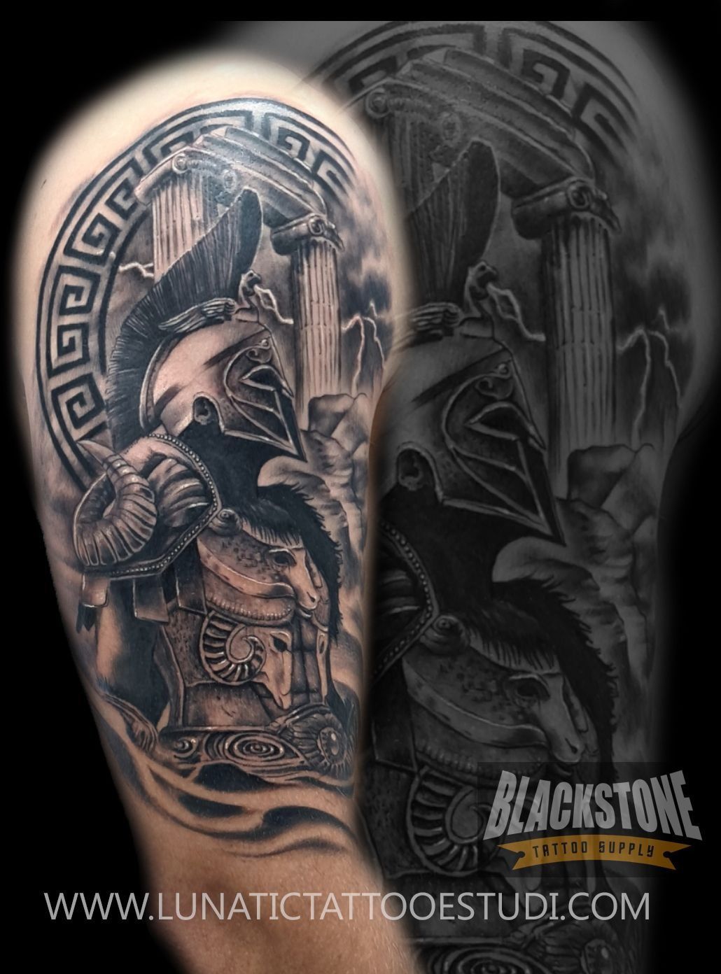 Tatuaje en blanco y negro de un guerrero espartano con casco emplumado y armadura, sobre un fondo de columnas griegas y un marco geométrico.