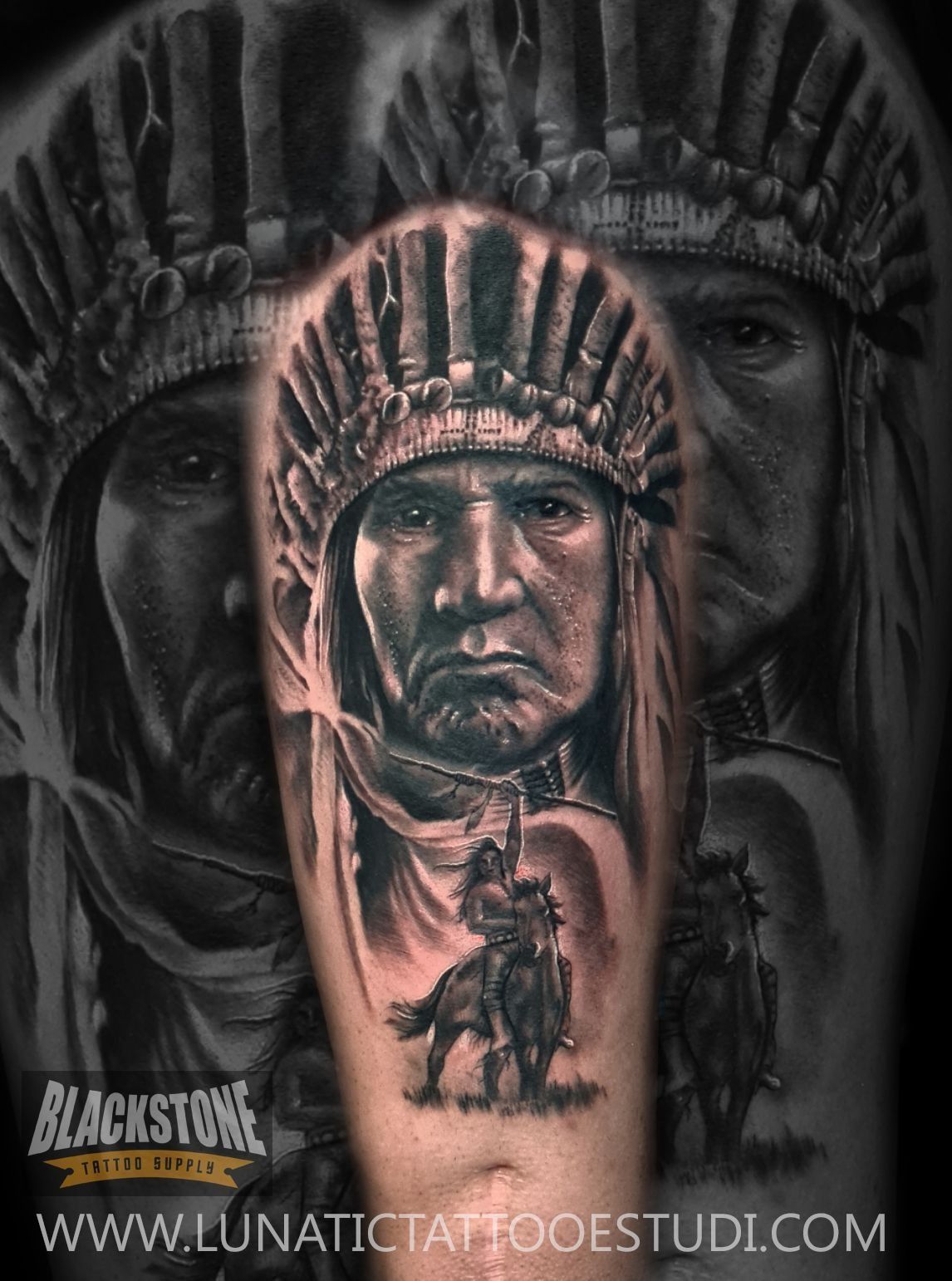 Tatuaje en blanco y negro de una persona con un tocado de plumas sobre la silueta de una persona montando a caballo.