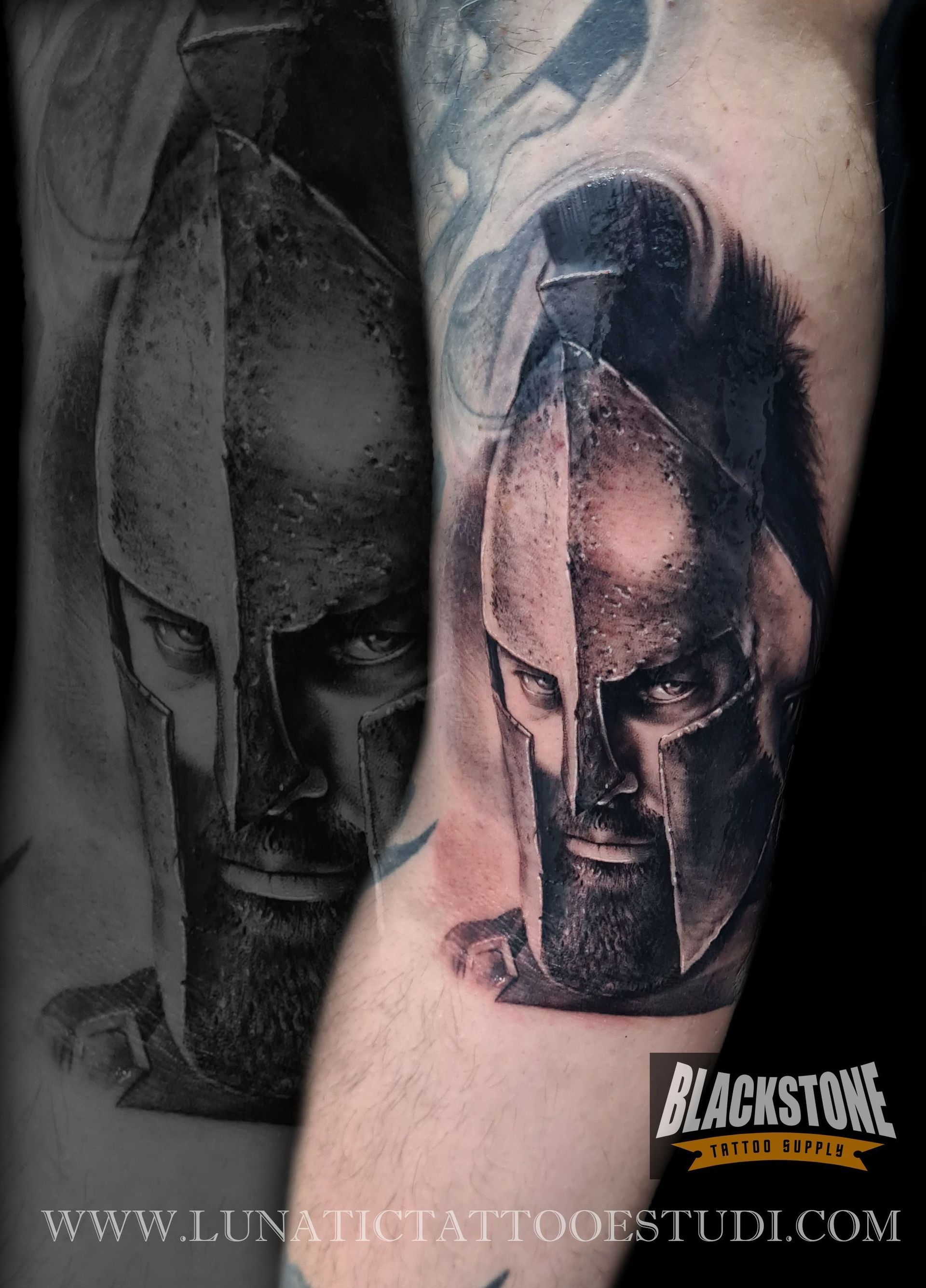 Un tatuaje realista en blanco y negro de un guerrero espartano con casco en el antebrazo de una persona, junto a su boceto de referencia.
