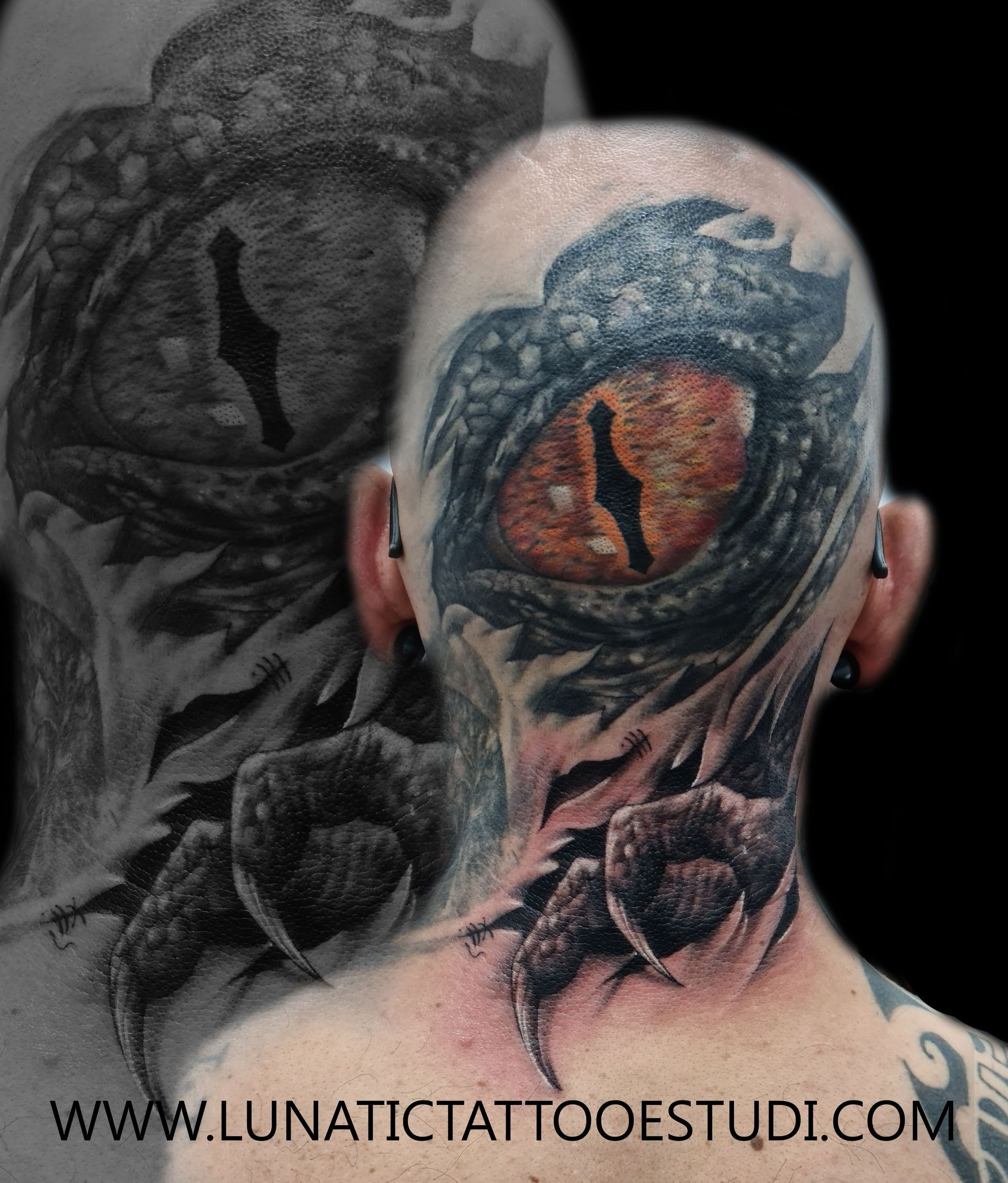 Parte posterior de una cabeza calva con un tatuaje detallado y realista de un ojo de dragón con iris naranjas y escamas texturizadas que parecen garras.
