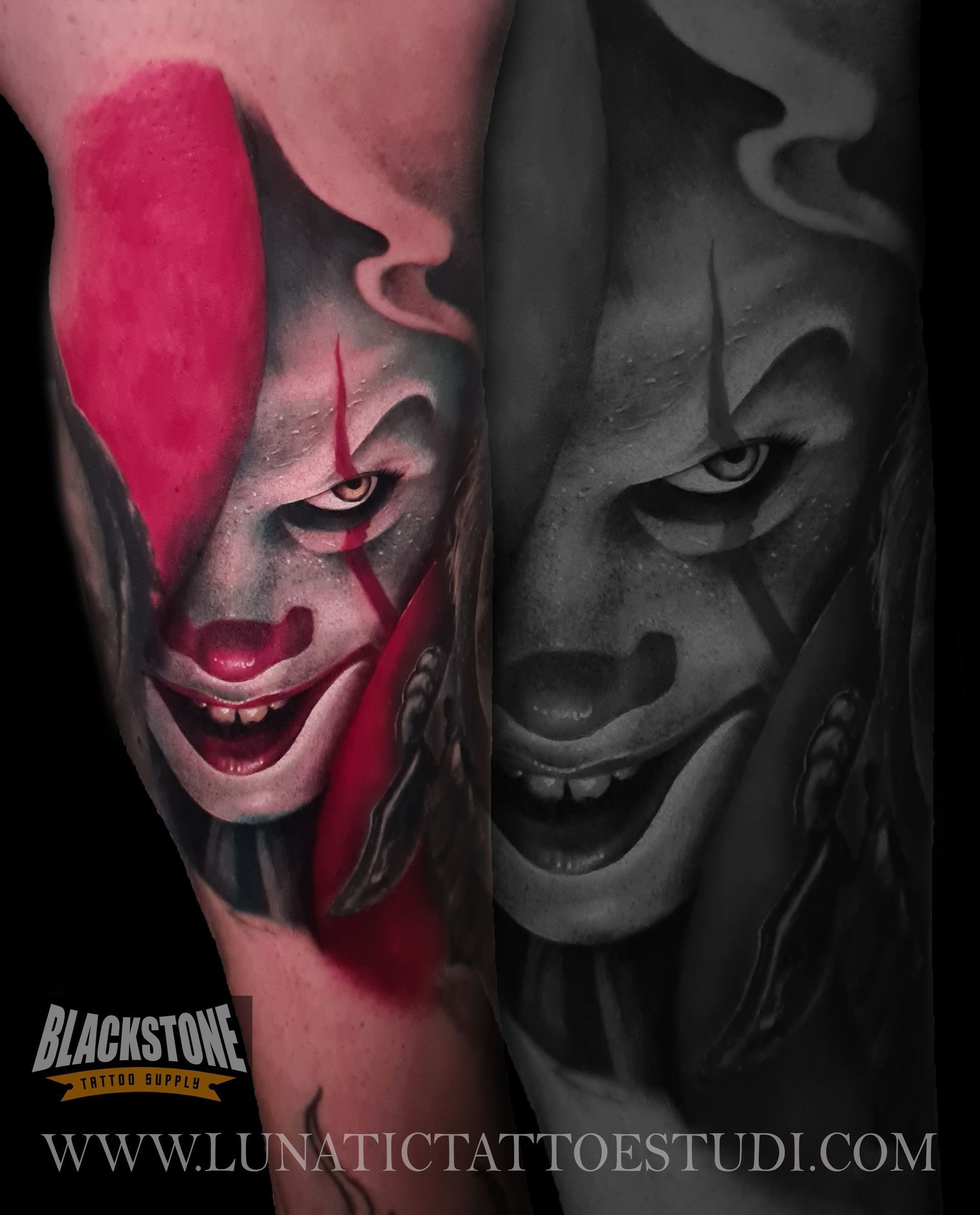 Un tatuaje detallado del payaso Pennywise, dividido entre colores vibrantes y sombreado en blanco y negro, sobre la piel de una persona.