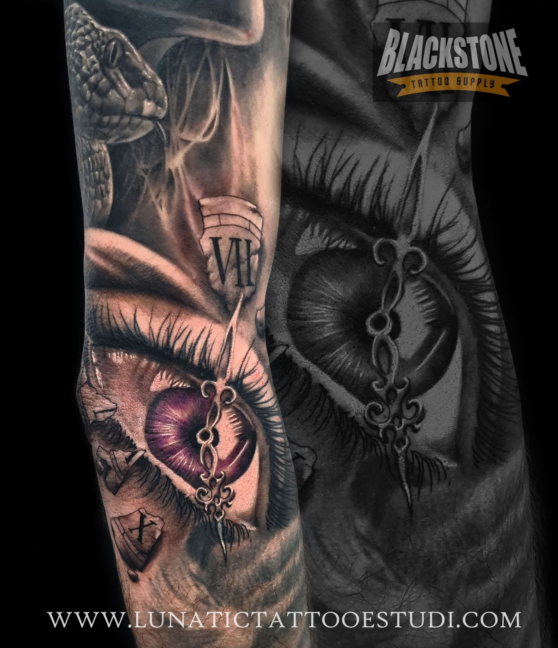 Un tatuaje en blanco y negro que cubre toda la manga, con un ojo detallado con iris en forma de manecilla de reloj, números romanos y una serpiente.