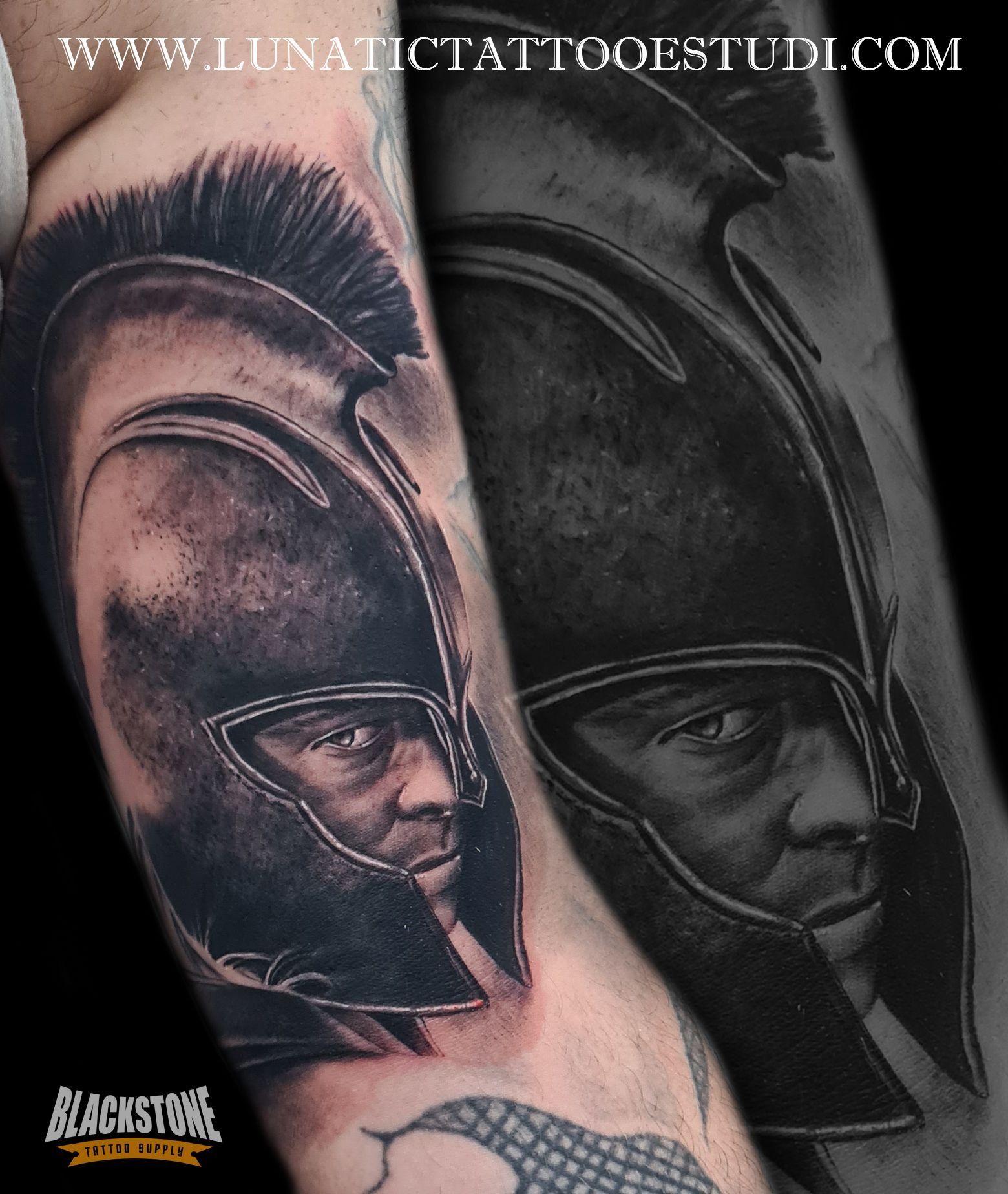 Un tatuaje en primer plano sobre la piel que muestra a un guerrero espartano con un casco corintio, representado en blanco y negro de alto contraste.
