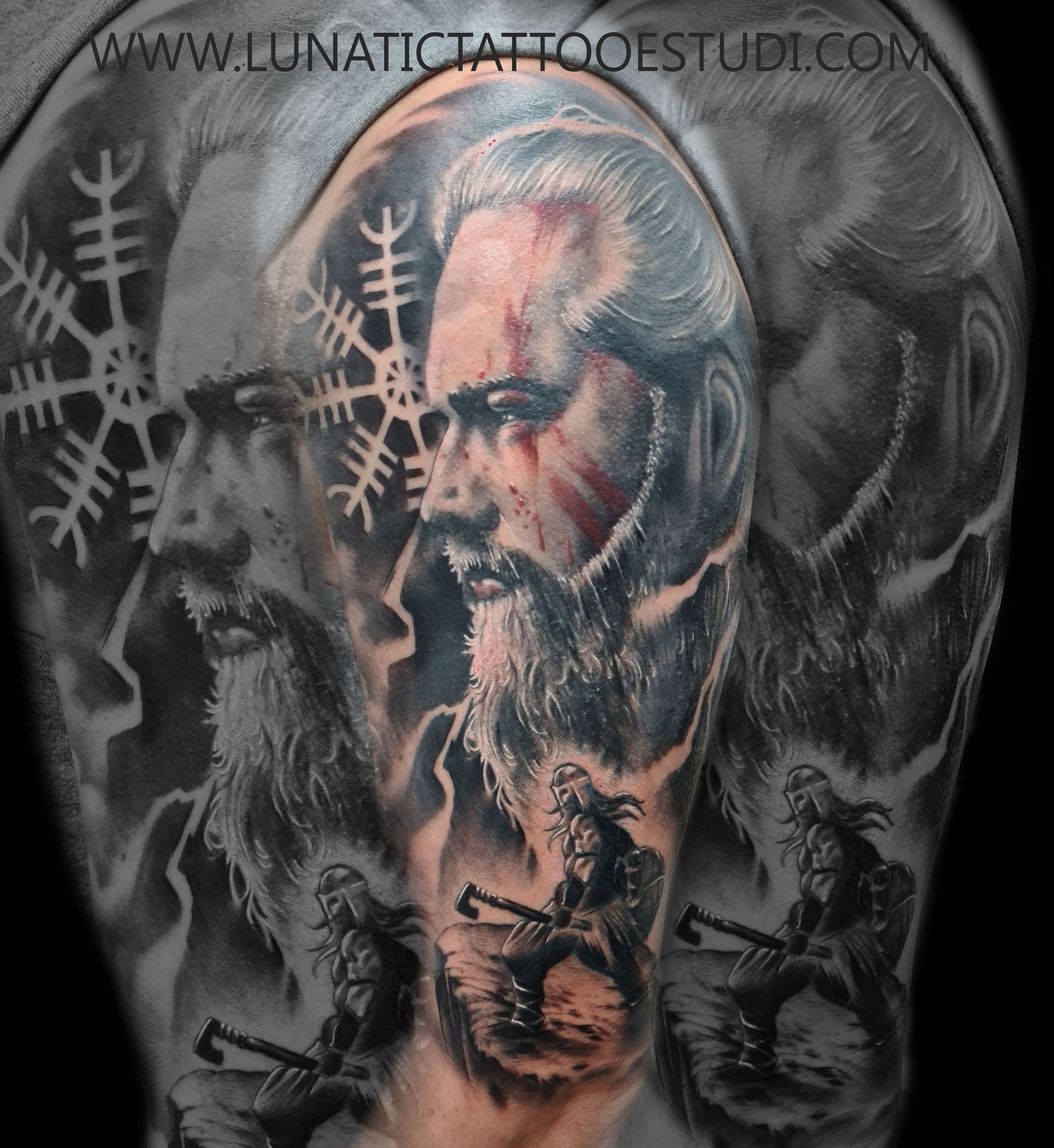 Tatuaje en blanco y negro de un hombre barbudo, un símbolo de Vegvisir y una pequeña figura que empuña un hacha, enmarcado por un rayo.