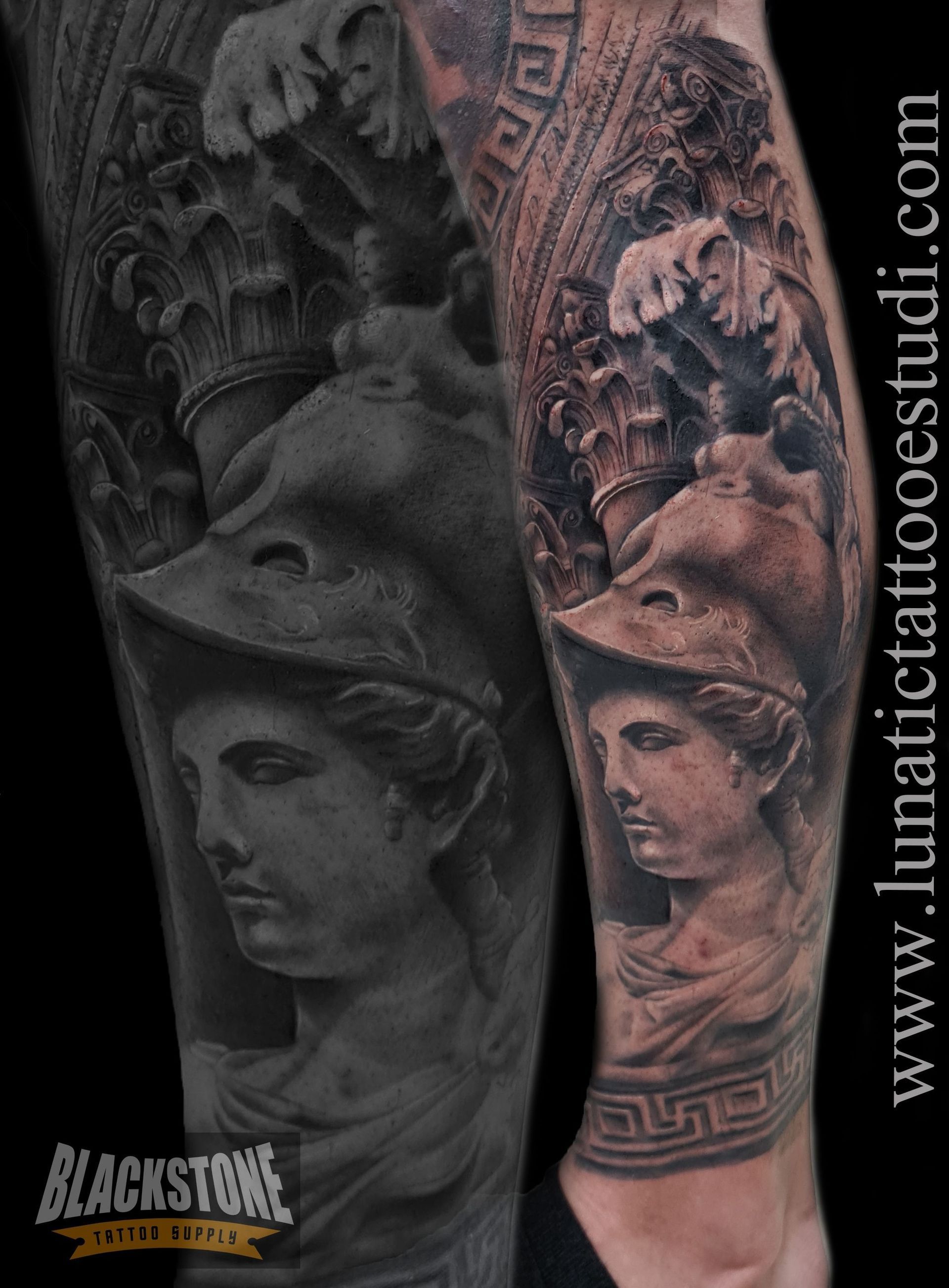 Tatuaje realista en blanco y negro en una pierna que representa una estatua clásica de mármol con casco sobre un fondo de arquitectura ornamentada.
