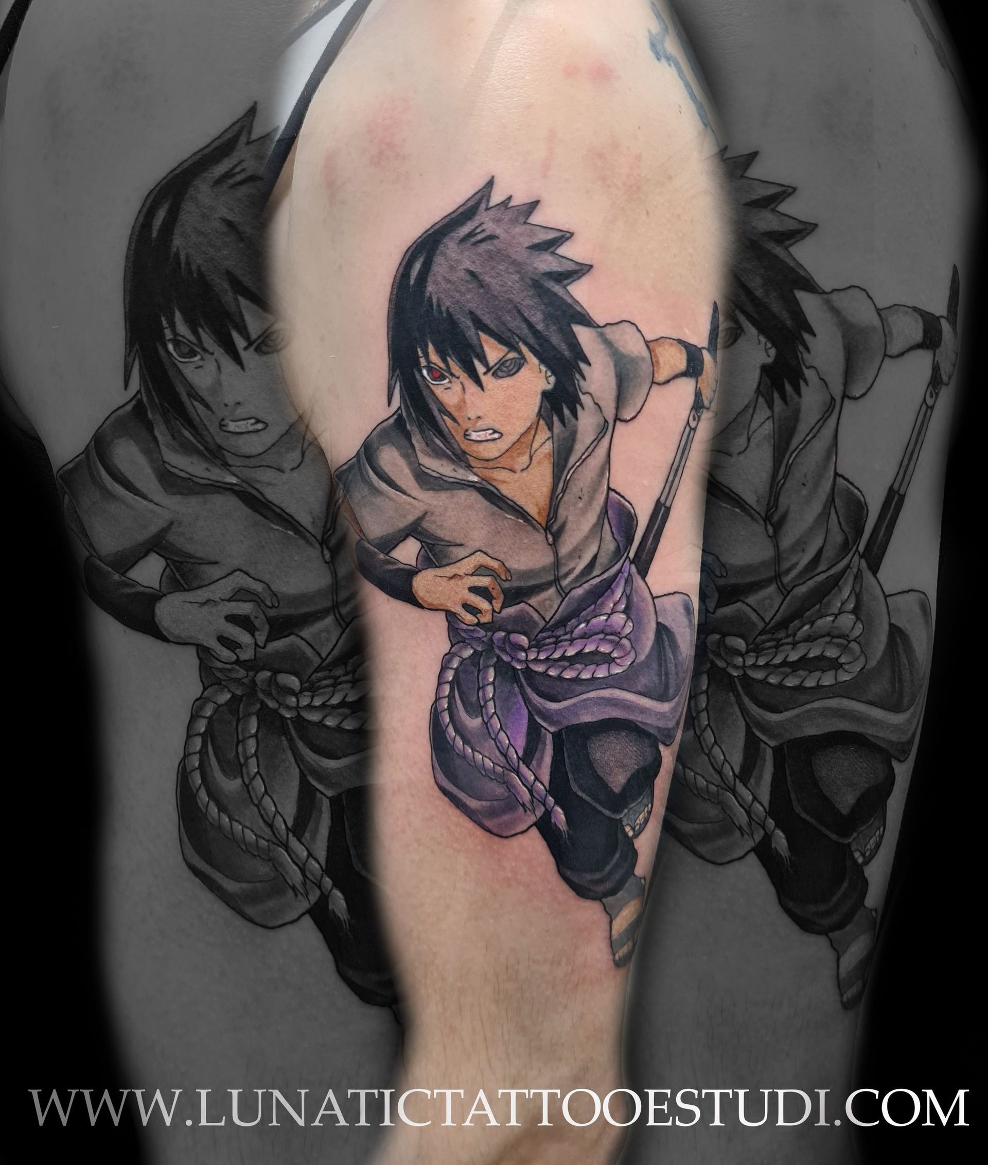 Un tatuaje del personaje de anime Sasuke Uchiha en la parte superior del brazo, representado en una pose dinámica e inclinada hacia adelante.