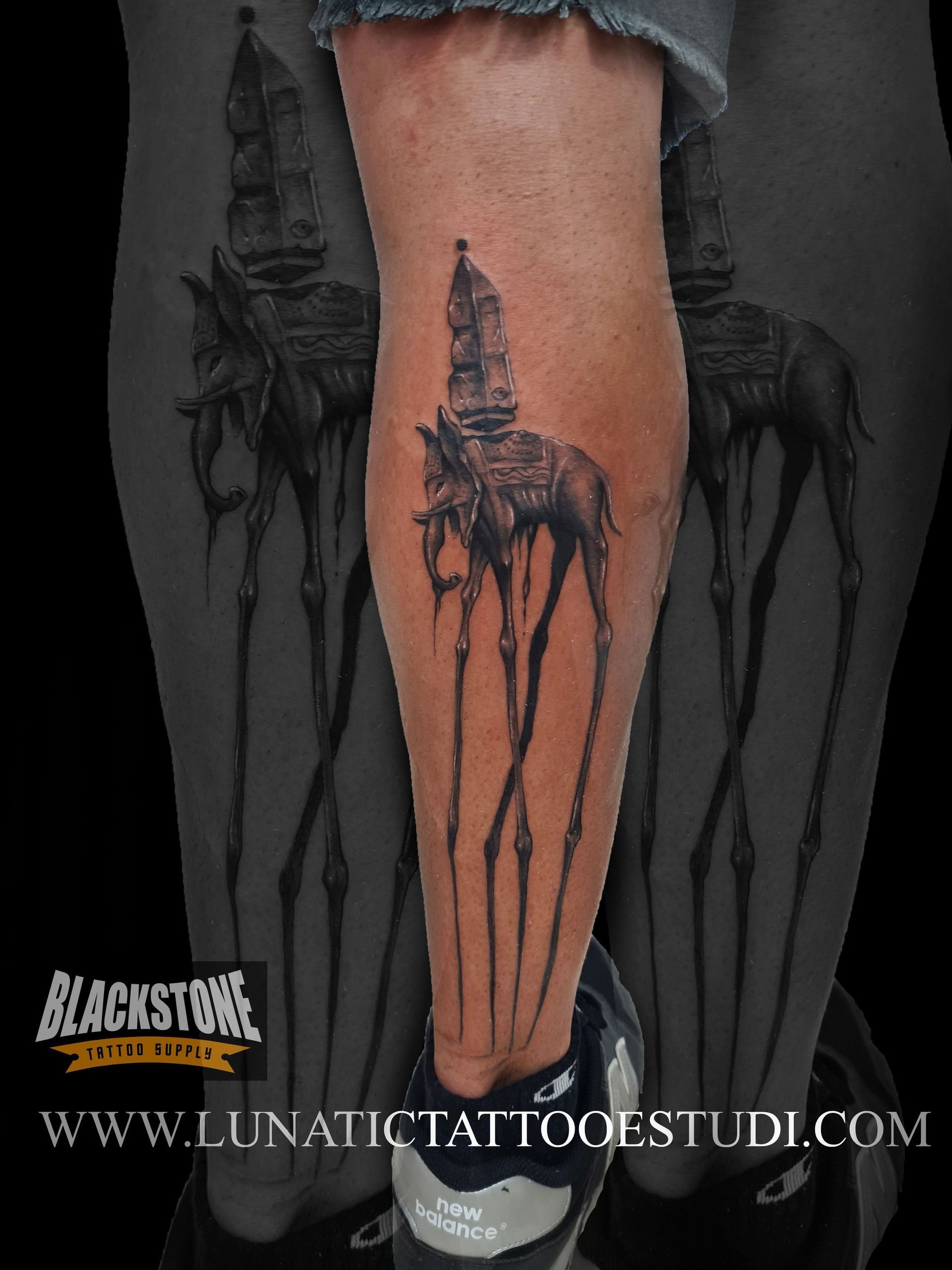 Un tatuaje en la parte inferior de la pierna que representa uno de los elefantes surrealistas de patas largas de Salvador Dalí.