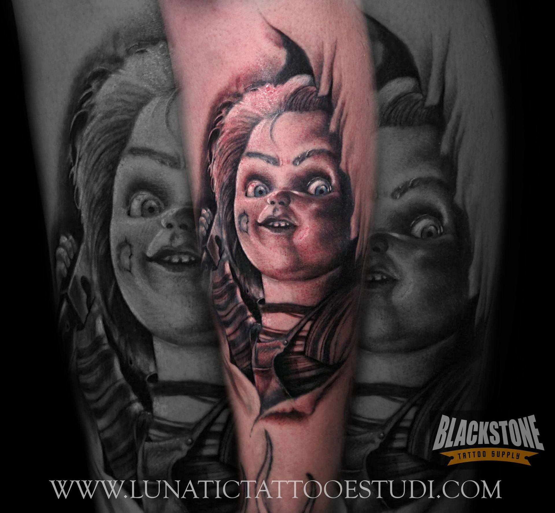 Un tatuaje realista en blanco y negro en un brazo que representa al personaje de la película de terror Chucky con una expresión amenazante.