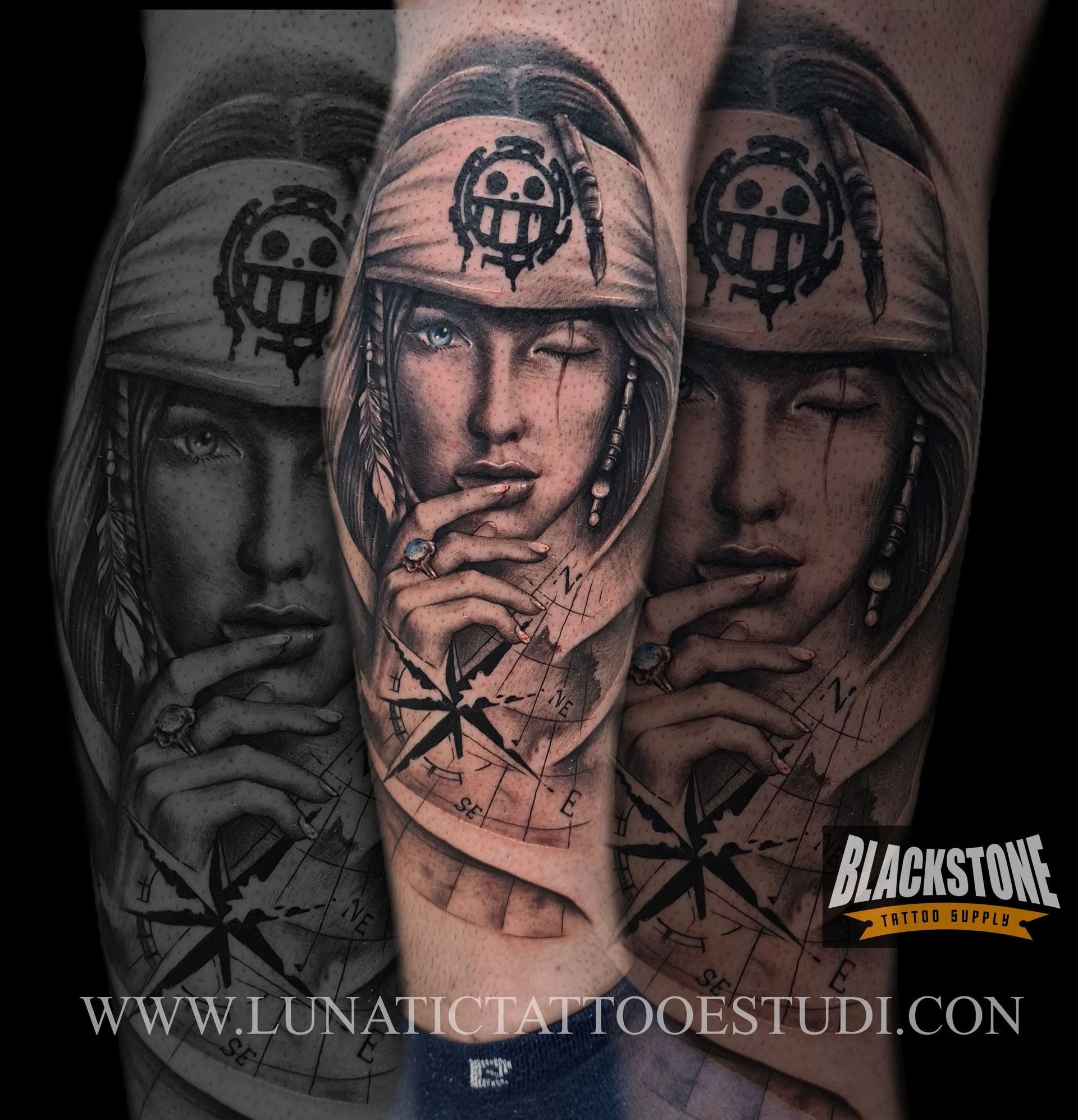 Un tatuaje detallado en blanco y negro que muestra un retrato con una diadema con el logo de una calavera, sobre una brújula.