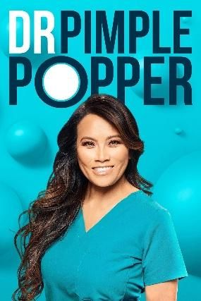 La Dra. Pimple Popper sonríe con uniforme médico de color verde azulado sobre un fondo azul brillante