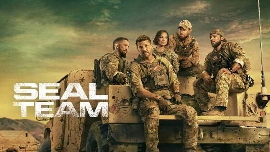 El reparto de SEAL Team posa con ropa de camuflaje sobre un vehículo militar bajo un cielo nublado, con el título superpuesto