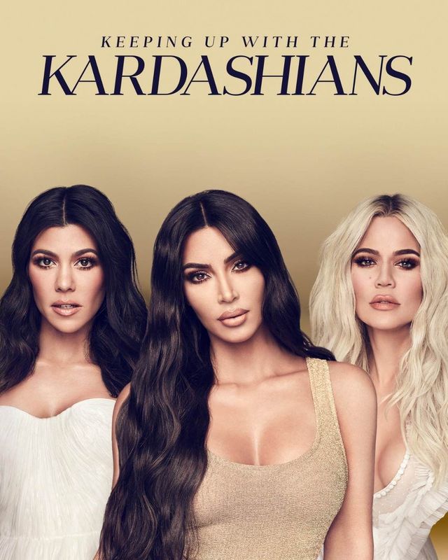Tres mujeres posando para el cartel promocional de «Keeping Up with the Kardashians» sobre un fondo beige