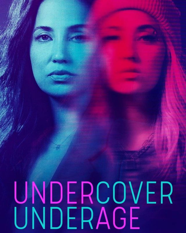 Cartel promocional con dos retratos superpuestos en azul neón y rosa, y el título «UNDERCOVER UNDERAGE»
