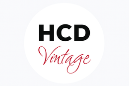 Logotipo de HCD Vintage: letras negras HCD en un círculo blanco, con la palabra "Vintage" en cursiva roja debajo.