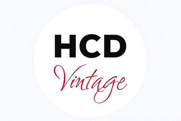 Logotipo de HCD Vintage: letras negras HCD en un círculo blanco, con la palabra "Vintage" en cursiva roja debajo.