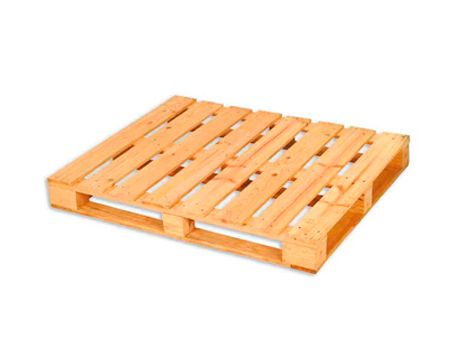 Una paleta de madera reposa sobre una superficie blanca.