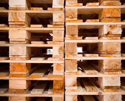 Una pila de paletas de madera apiladas una encima de otra.