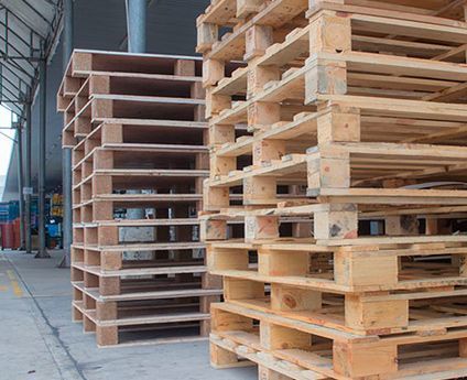 Un montón de paletas de madera están apiladas una encima de otra.