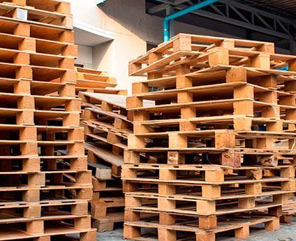 Un montón de paletas de madera están apiladas una encima de otra