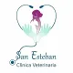 Logotipo de la cl&iacute;nica veterinaria San Esteban con un coraz&oacute;n, la silueta de una mascota y manos de color verde azulado