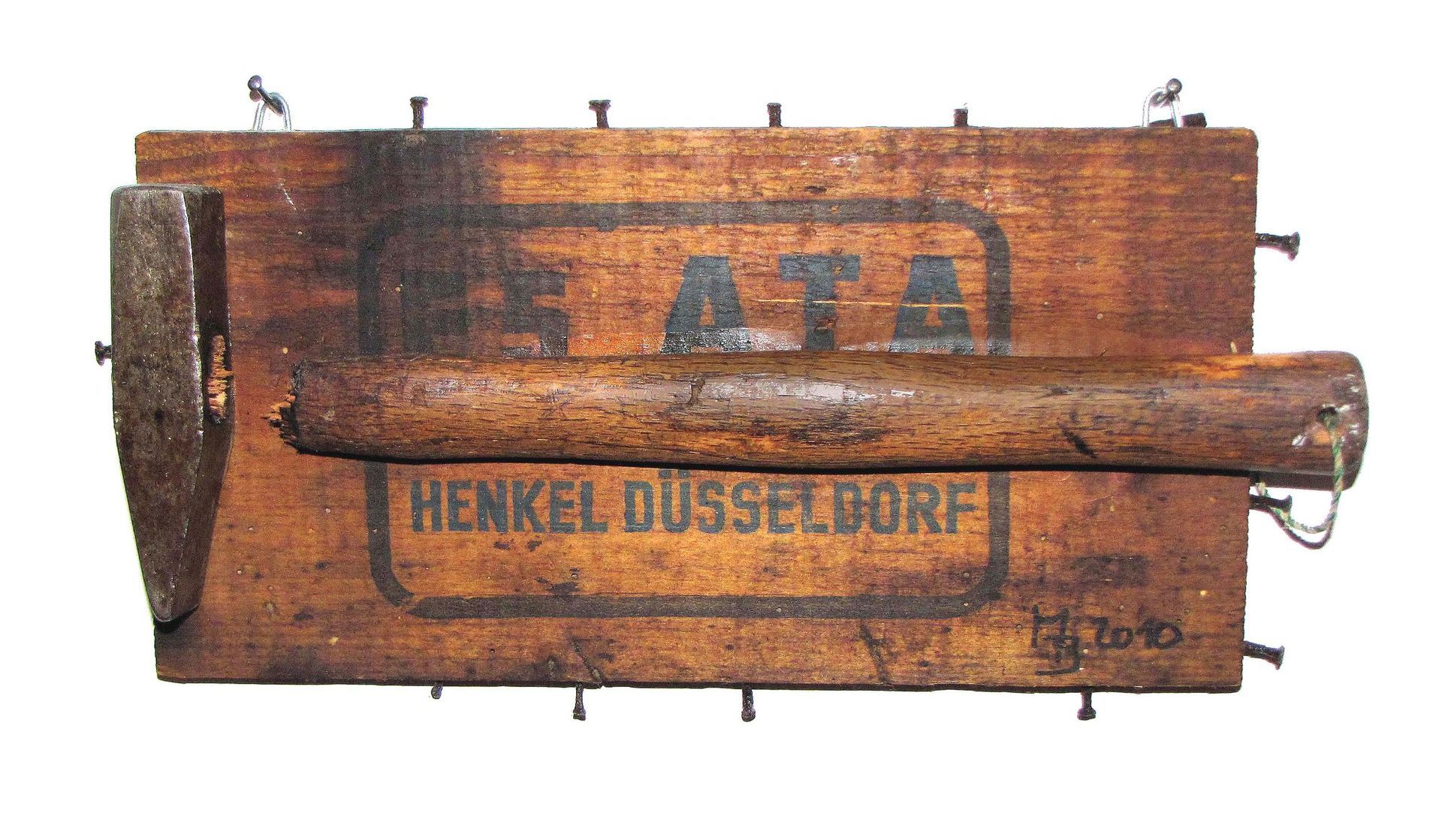 Hölzerne ATA-Kiste mit Metallverschlüssen und „Henkel Düsseldorf“-Etikett, verwittert braun und rostig.