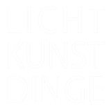 Weißes Logo mit der Aufschrift „K-UNS“ und einem großen stilisierten „G“ darüber.