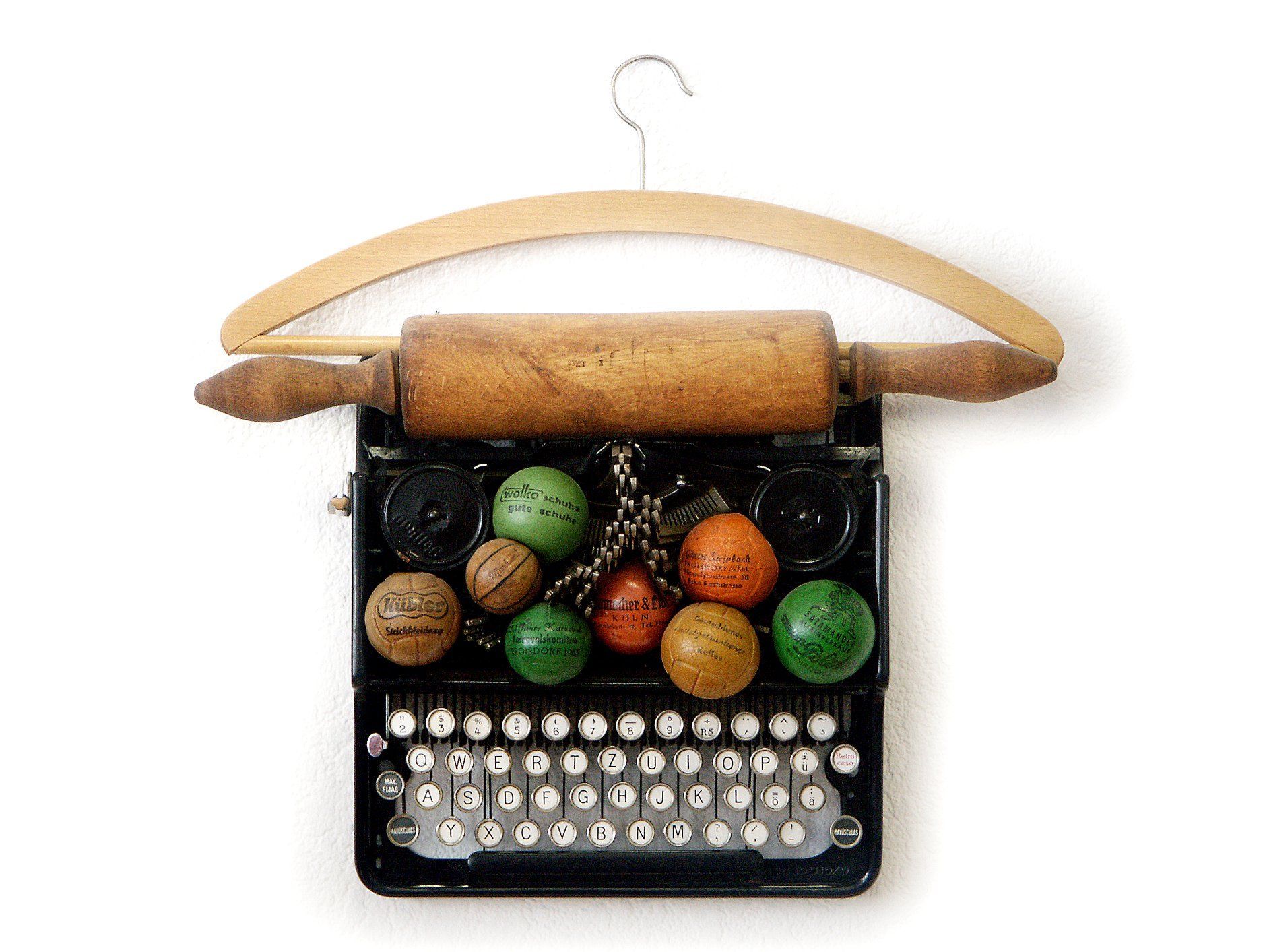 Eine Vintage-Schreibmaschine wurde in eine Handtasche mit Holzgriff und bunten Tasten an der Unterseite umgewandelt.