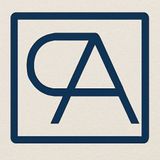 Logotipo: Monograma "CA" azul oscuro dentro de un marco cuadrado sobre un fondo beige.