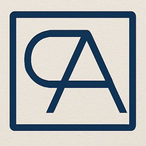 Logotipo: Monograma "CA" azul oscuro dentro de un marco cuadrado sobre un fondo beige.