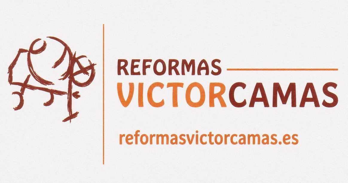 Logo de Reformas VictorCamas en marr&oacute;n y naranja con la web reformasvictorcamas.es