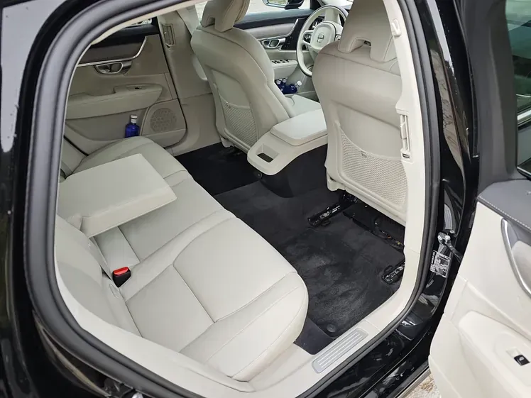 El asiento trasero de un coche con la puerta abierta