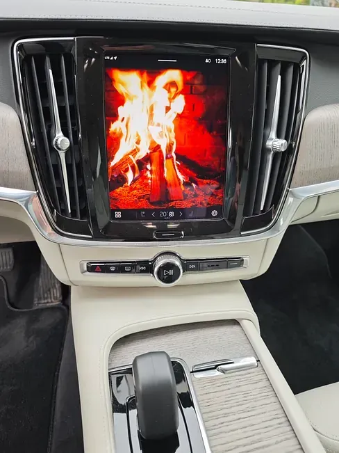 El tablero de un coche con un fuego en la pantalla
