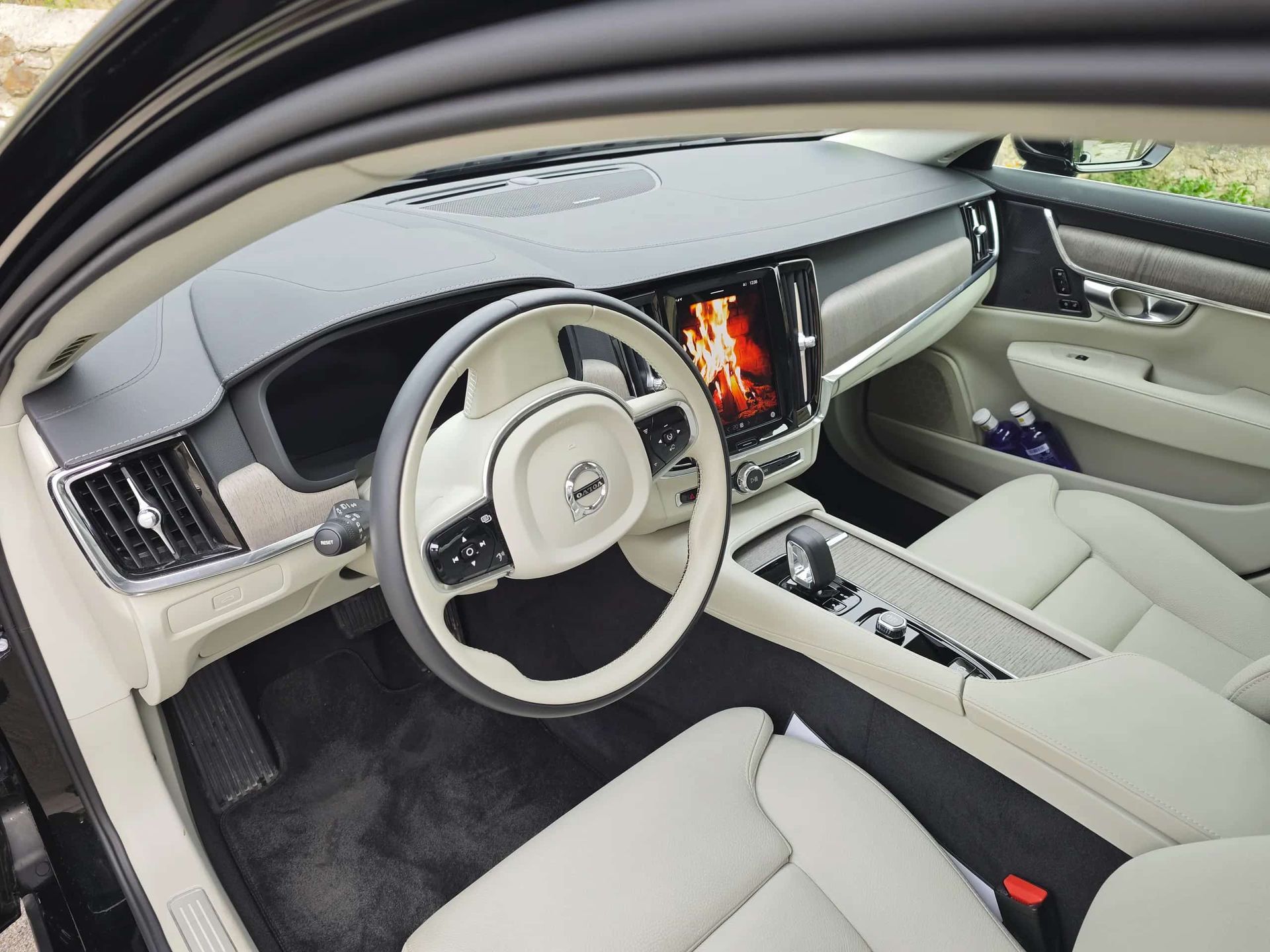 El interior de un coche Volvo con volante.