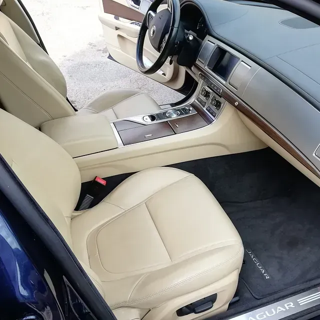 El interior de un coche jaguar con la puerta abierta.