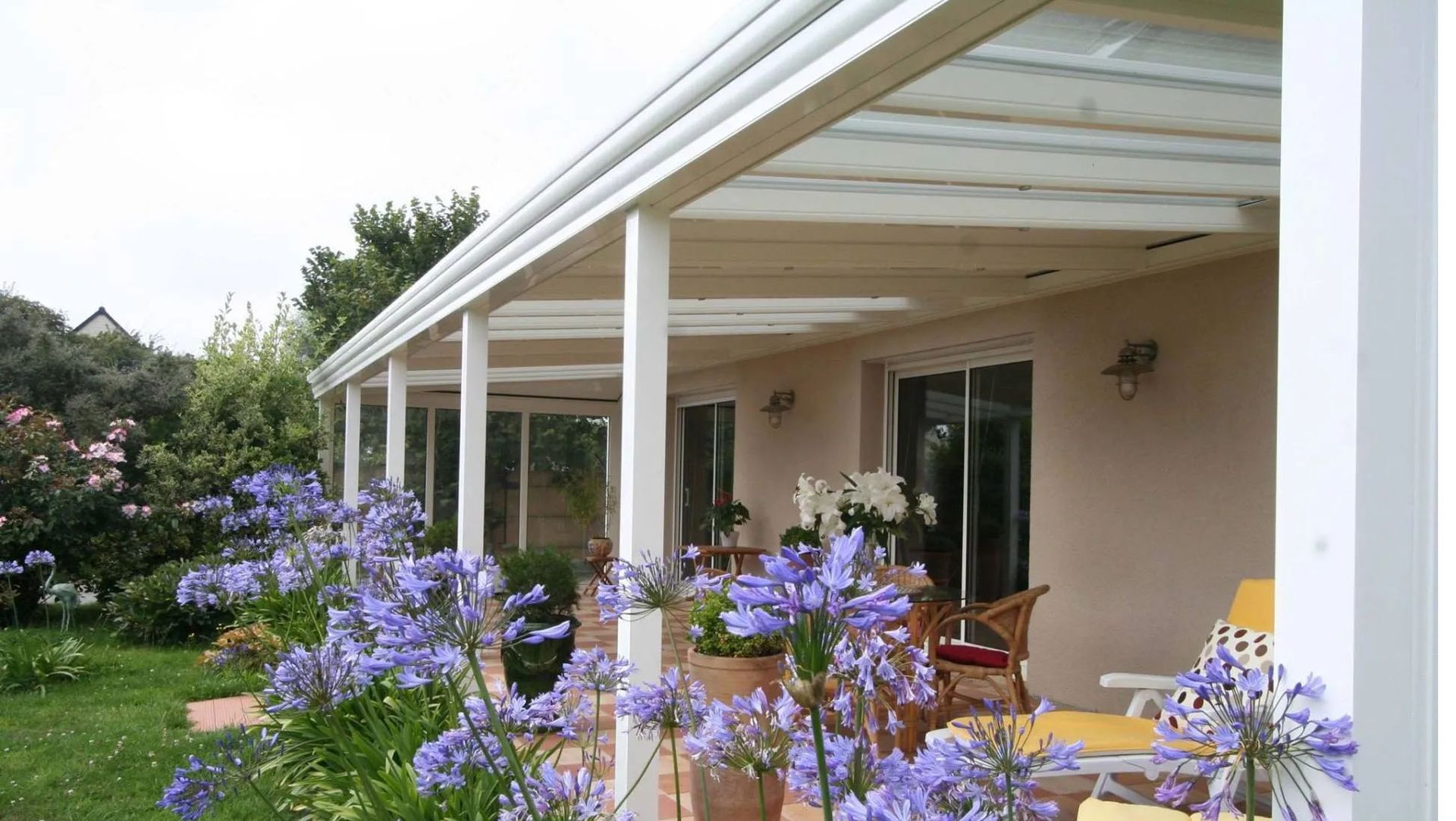 Pergola blanche réalisée par Saforge