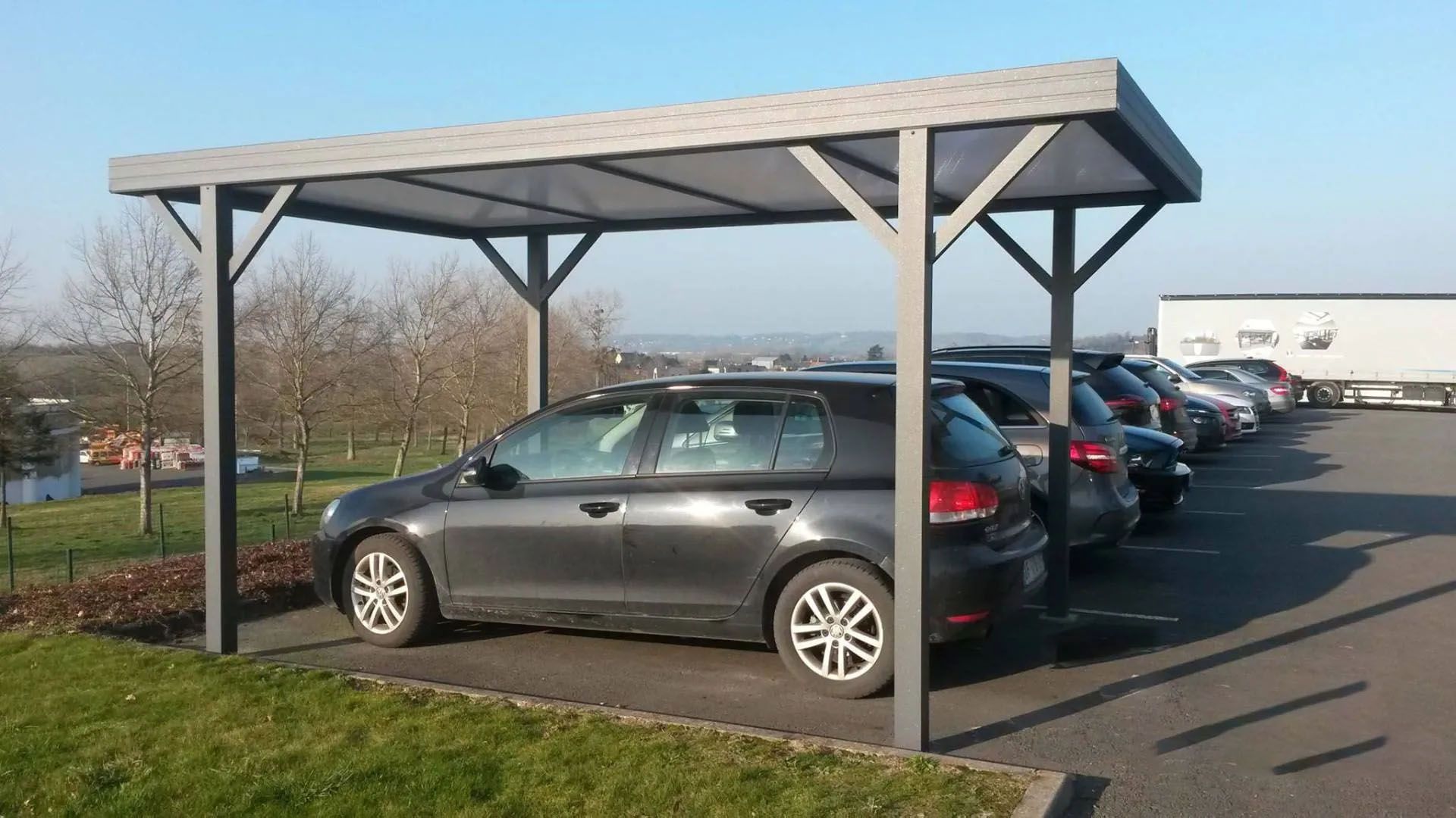 Carport réalisé par Saforge avec une voiture garée