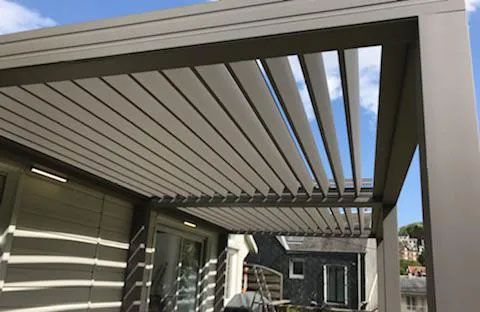 Jardin avec une terrasse et une pergola