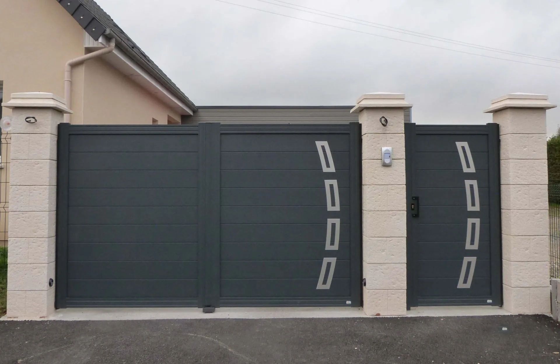 Portail gris réalisé par Saforge