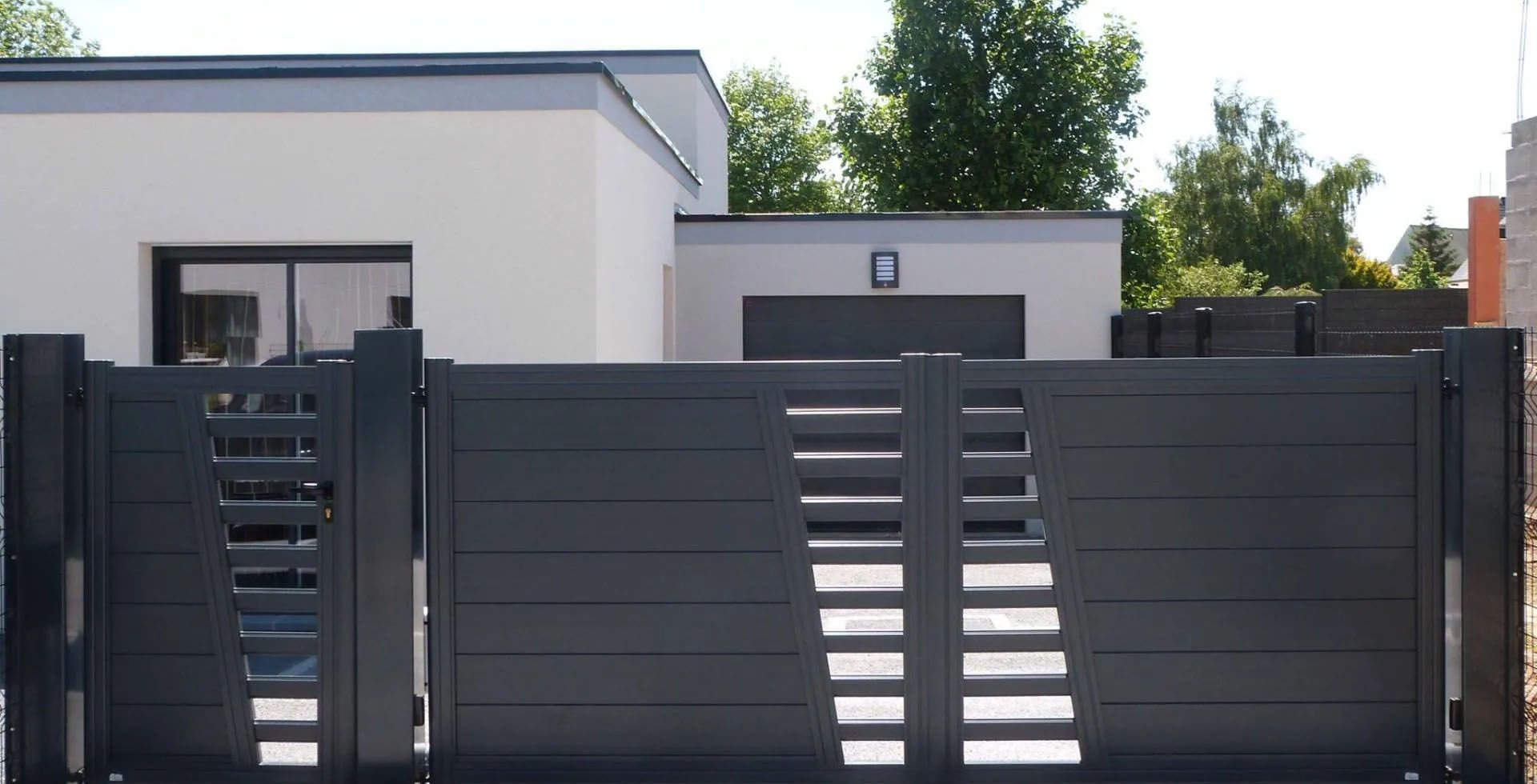 Portail pour voiture avec portillon assorti réalisés par Saforge