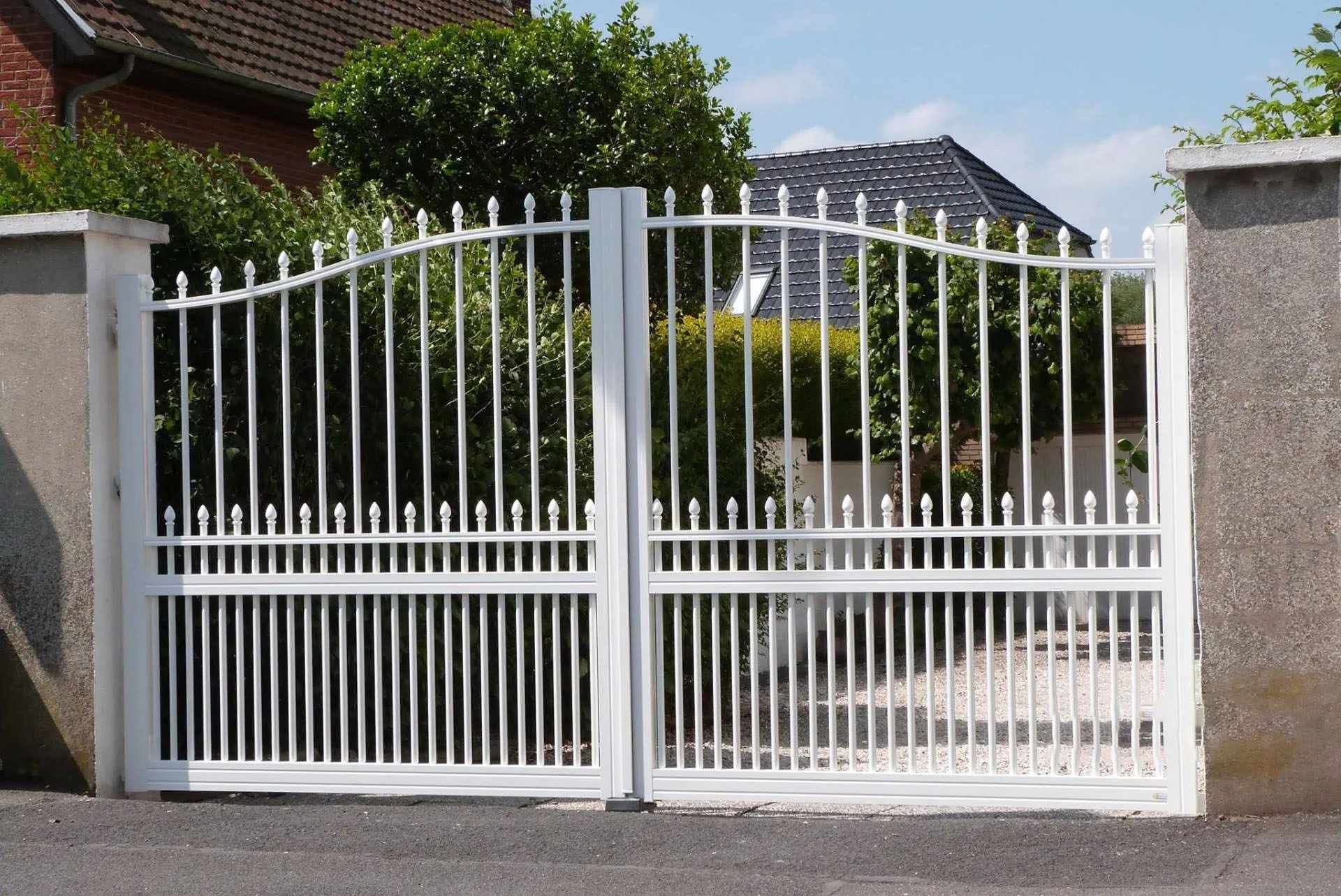 Portail en acier blanc installé par Saforge