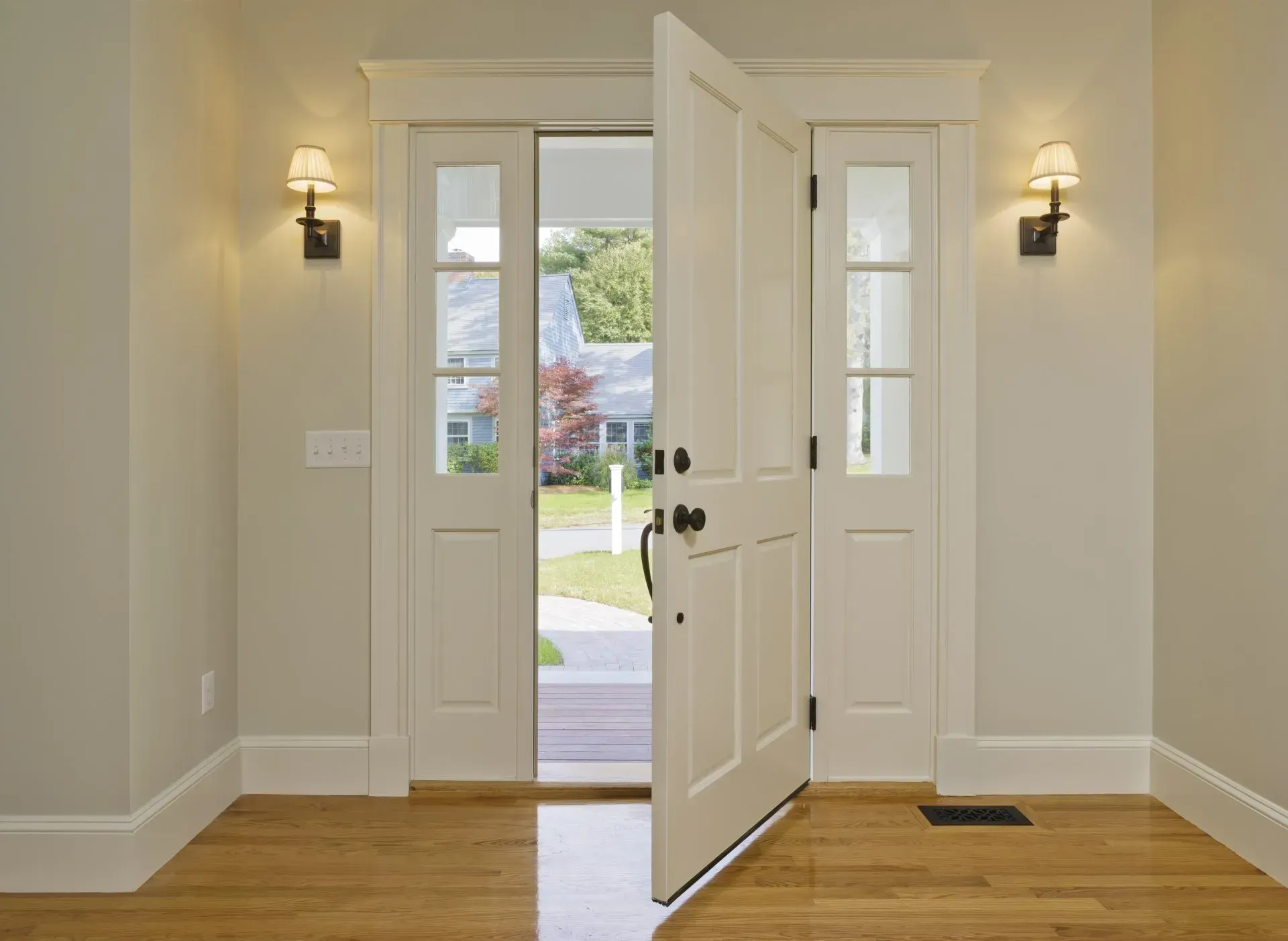 Porte d'entrée en bois blanc