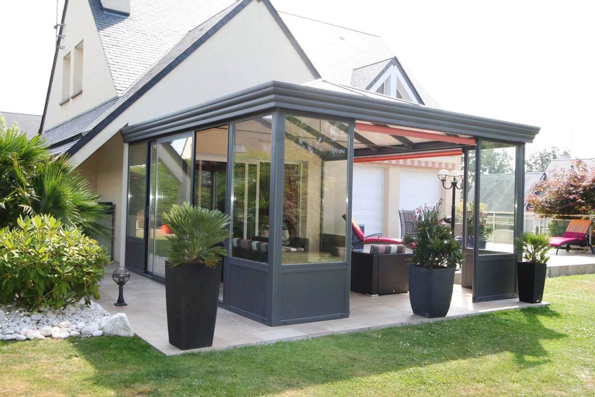 Véranda ouverte avec des fauteuils