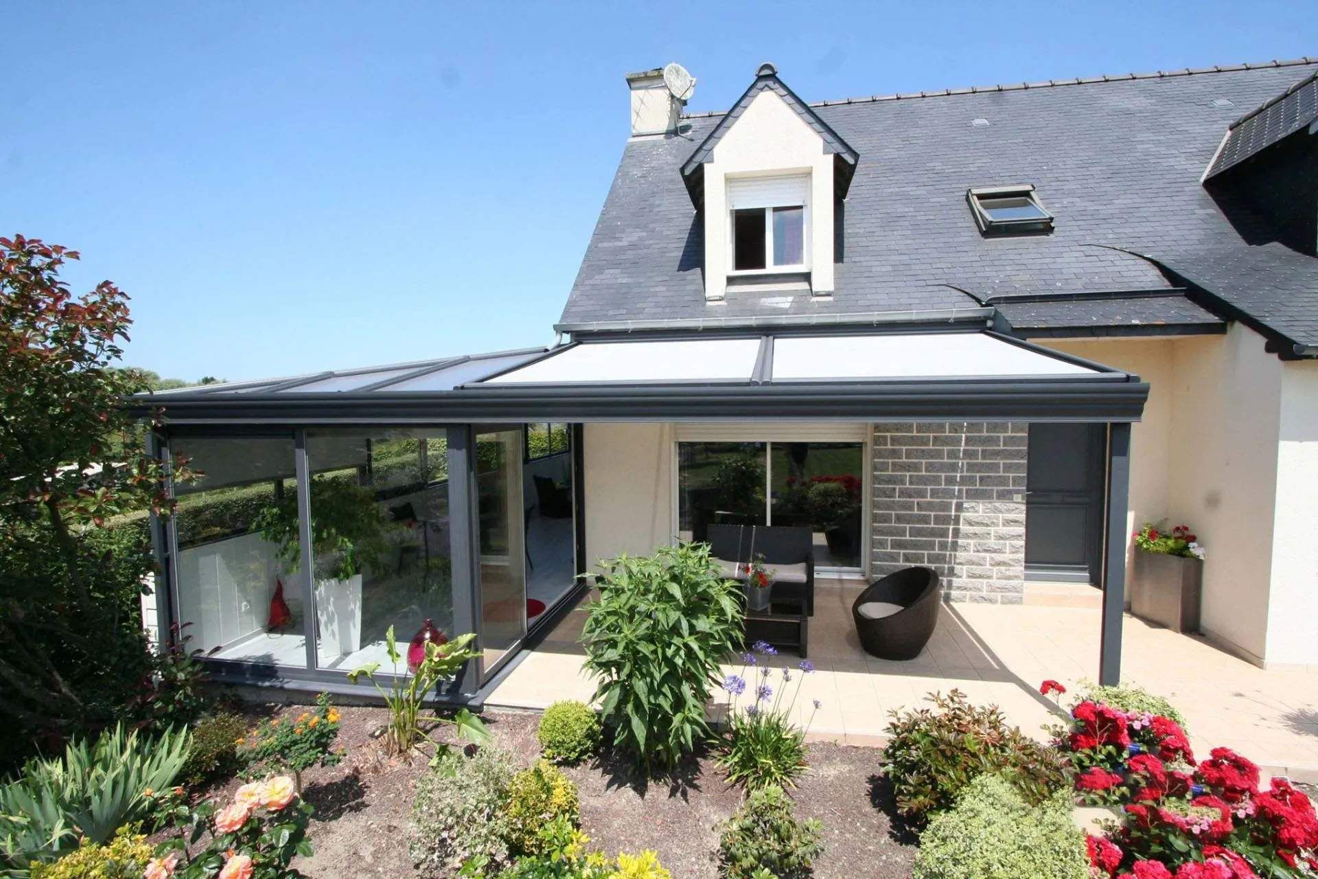 Véranda à toit plat avec pergola