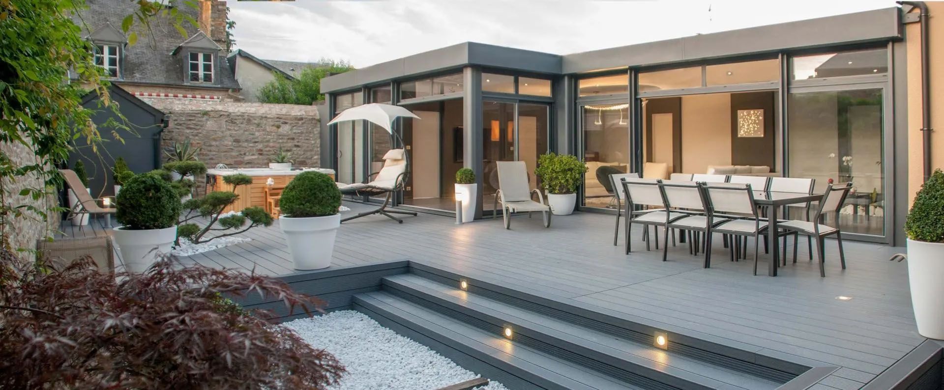 Véranda à toit plat avec une terrasse