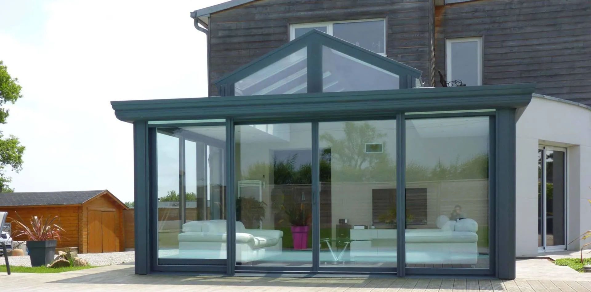 Véranda en métal vert près d'une piscine