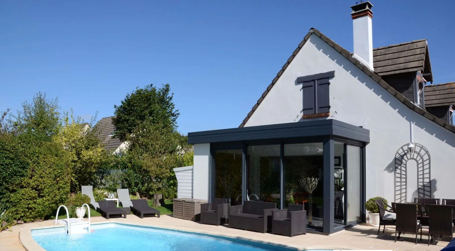 Véranda à toit plat près d'une piscine