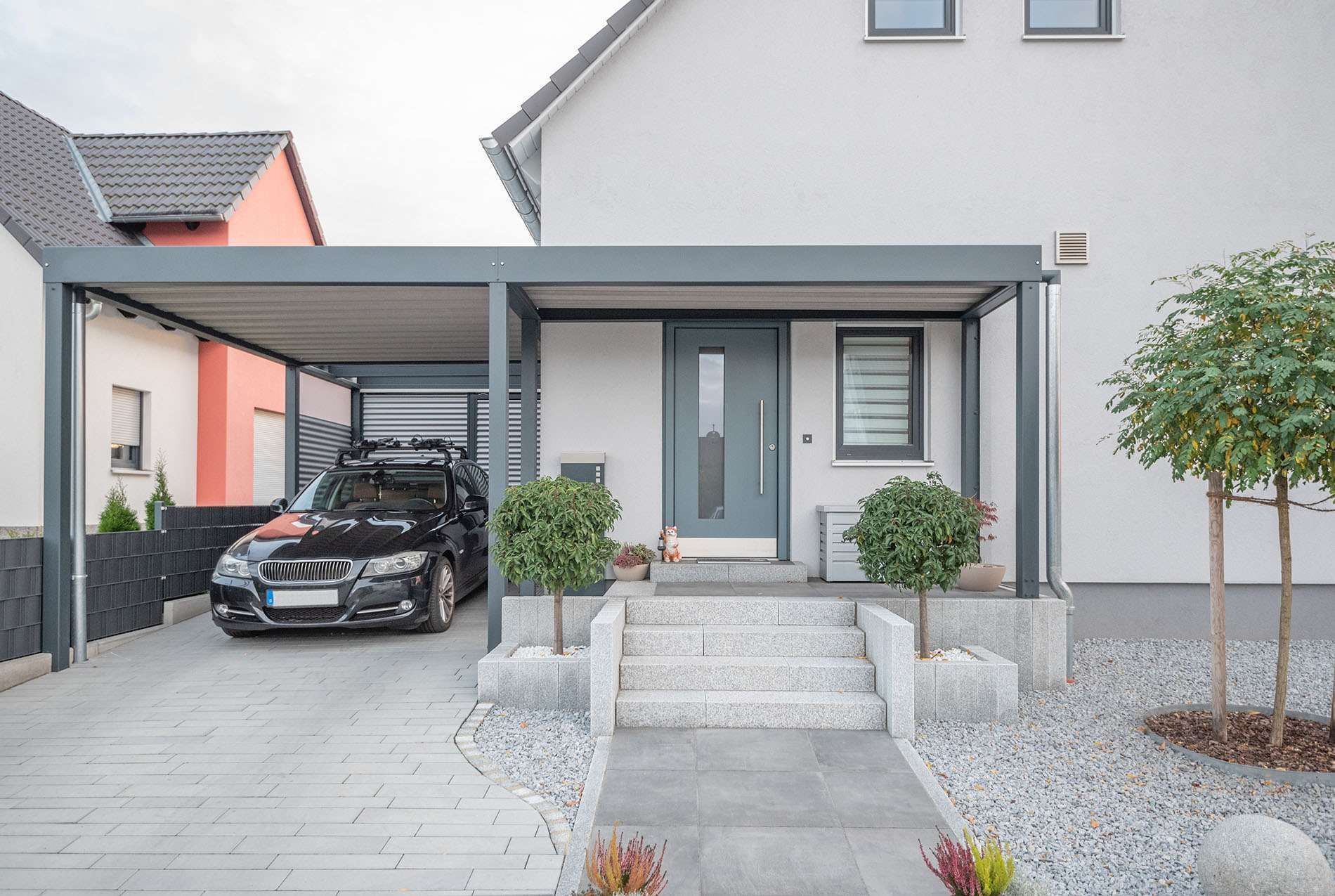 Carport avec une voiture dessous