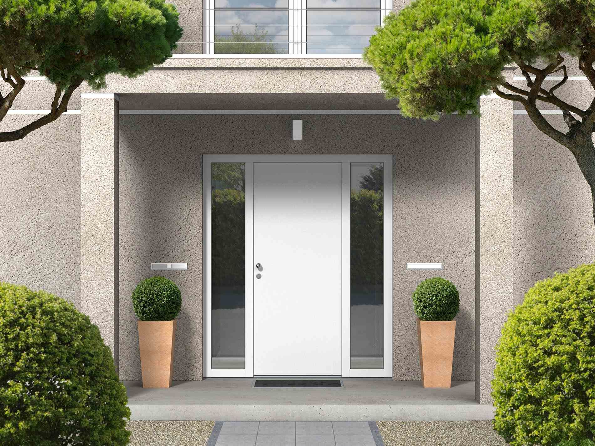 Une porte d'entrée blanche vue de l'extérieur